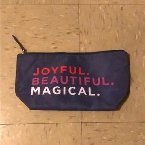 I’m selling a make up bag